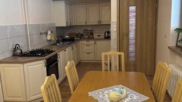 Een kookplaat, kookgerei, borden en bestek