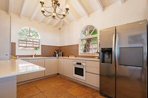 Fridge, microwave, oven, stovetop - Villa C'est la vue - An icon of authenticity and well-being at Terres Basses (Saint Martin)