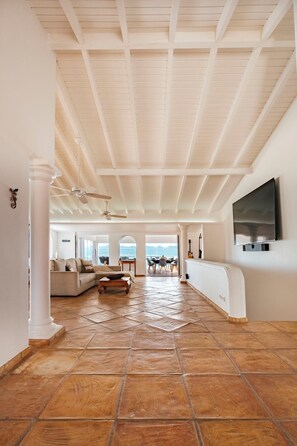 Smart TV, futbolito y tenis de mesa 