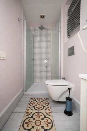 Apartamento superior | Baño | Ducha, artículos de higiene personal gratuitos, jabón y champú