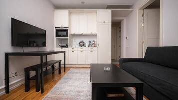 Appart'hôtel Supérieur | Salle de séjour | Télévision à écran plasma de 100 cm avec chaînes numériques