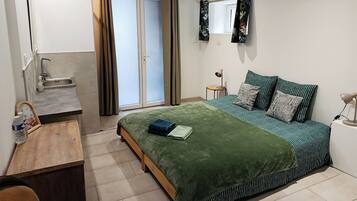 5 bedrooms, iron/ironing board, Internet, bed sheets