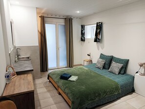 5 slaapkamers, een strijkplank/strijkijzer, internet, beddengoed