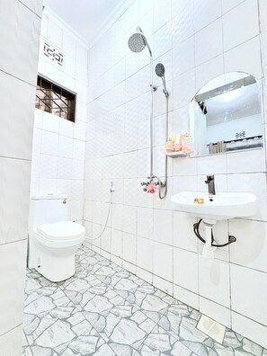 Shower, towels, soap, toilet paper - Cozy-comfort-Homey stay with 24/7power-Firepit-freeParking-Gardenswing in Arusha (Arusha)