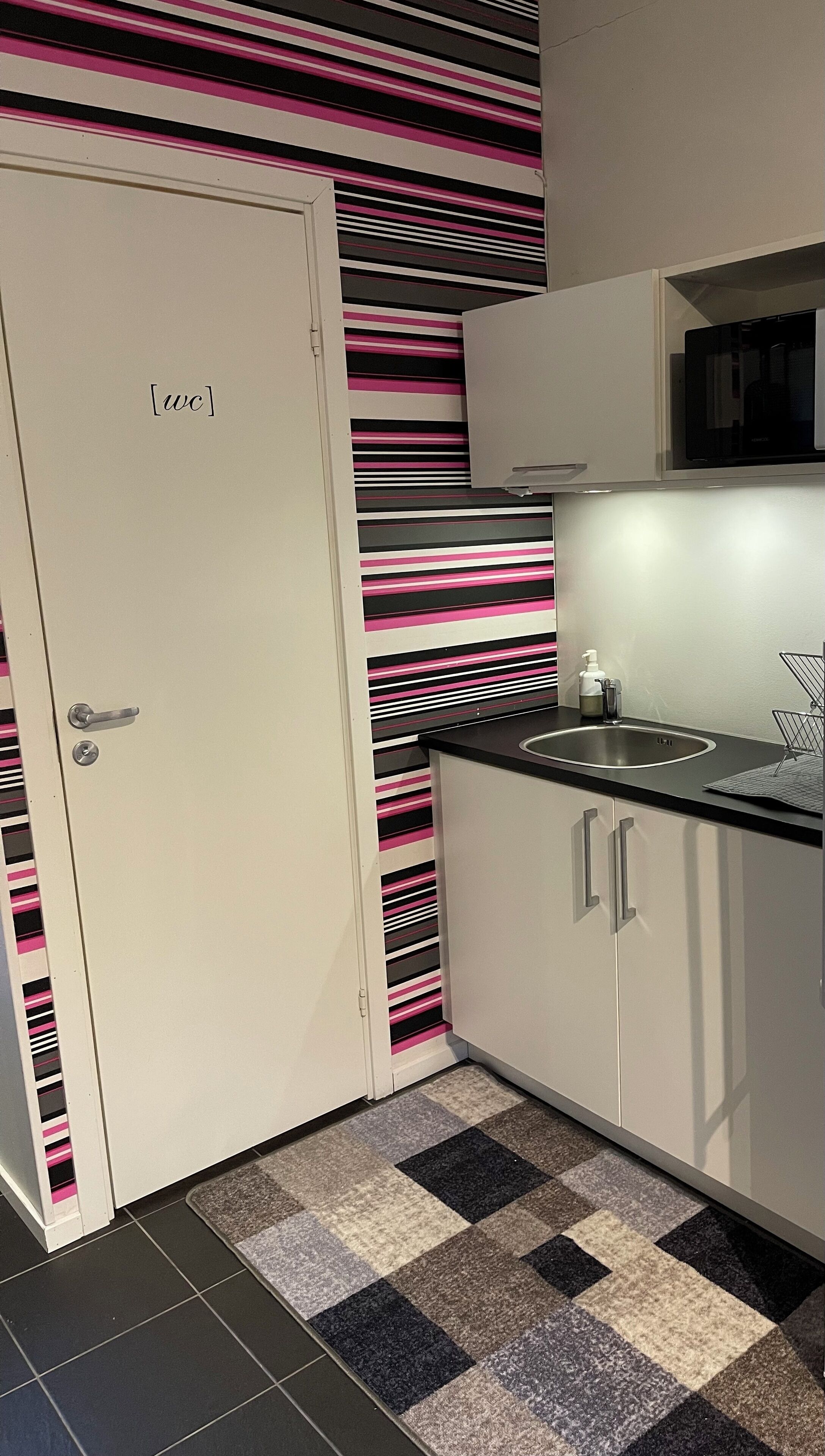 Mikrovågsugn, kaffe- och tebryggare, vattenkokare och brödrost