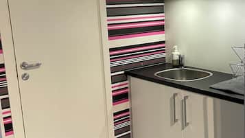 Microondas, cafetera o tetera, hervidor eléctrico y tostadora