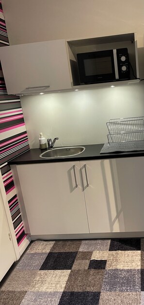 Microwave, coffee/tea maker, electric kettle, toaster - Accommodation in Tibro with free WiFi and parking. (Tibro)