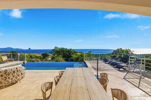 Outdoor dining - Villa Bali, a little jewel, superb view of the sea/Esterel (Fréjus)