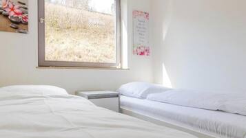 3 habitaciones, muebles diferentes y ropa de cama