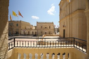 Deluxe Double Room, Balcony | In-room safe, blackout drapes, iron/ironing board, WiFi (free)