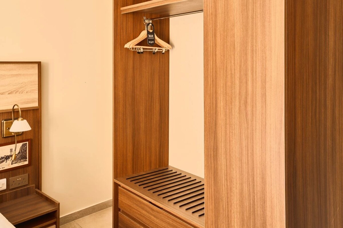 Minibar, coffres-forts dans les chambres, bureau, rideaux occultants