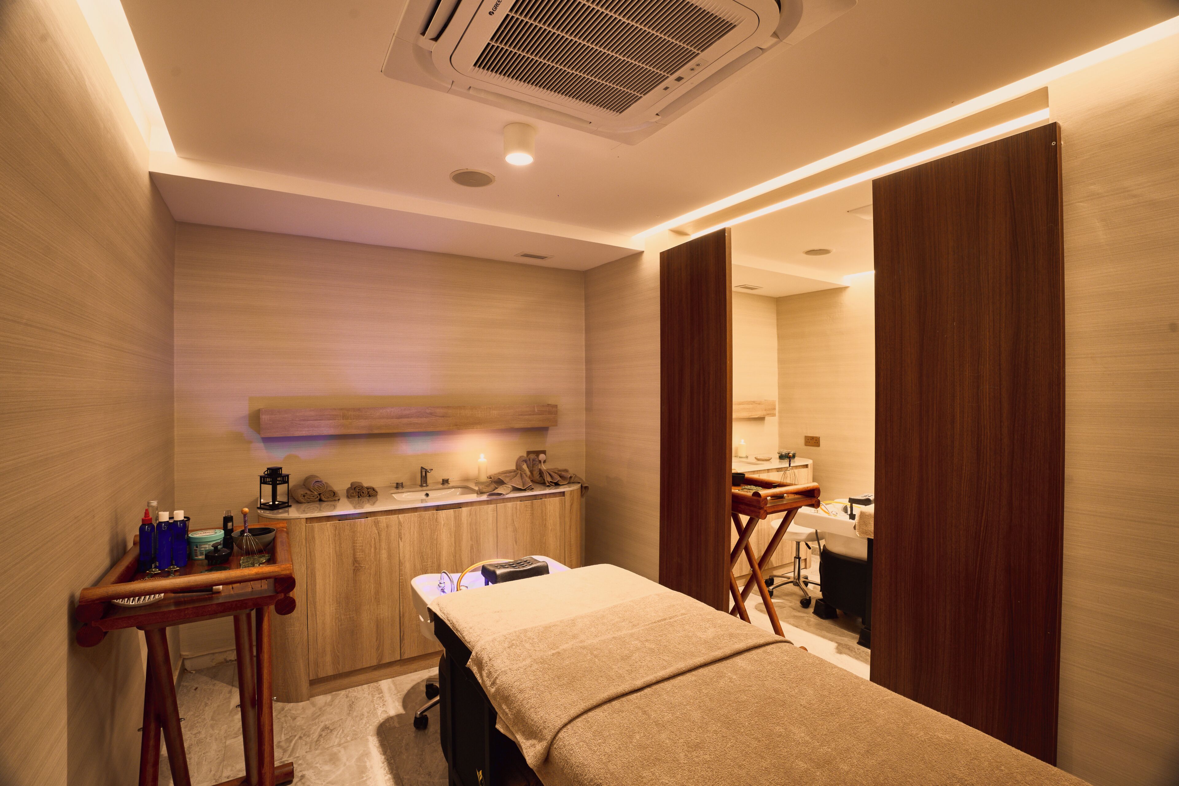 Salas de tratamiento para parejas, sauna y tina de hidromasaje 