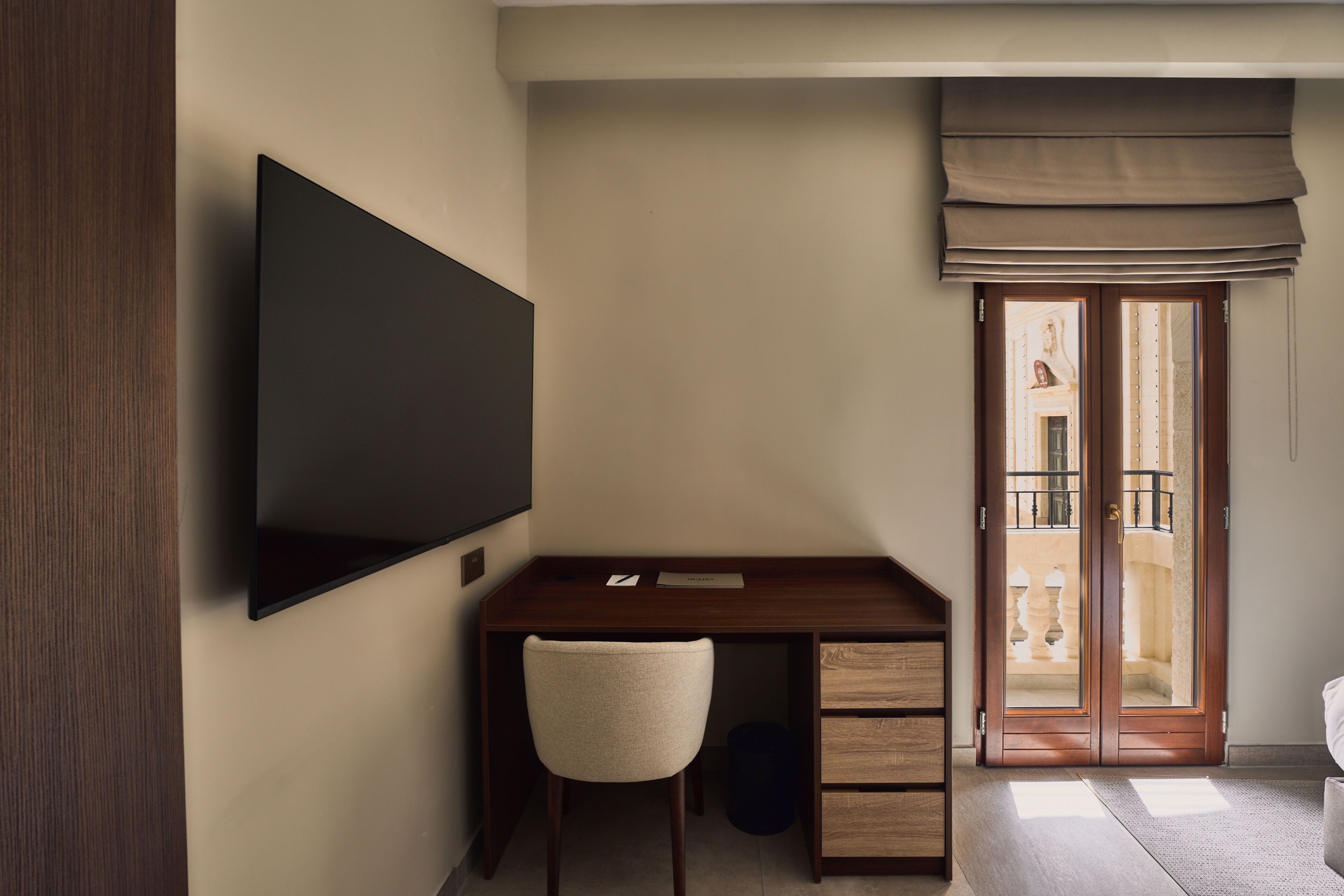 Habitación doble Deluxe, balcón | Caja de seguridad en la habitación y cortinas blackout 