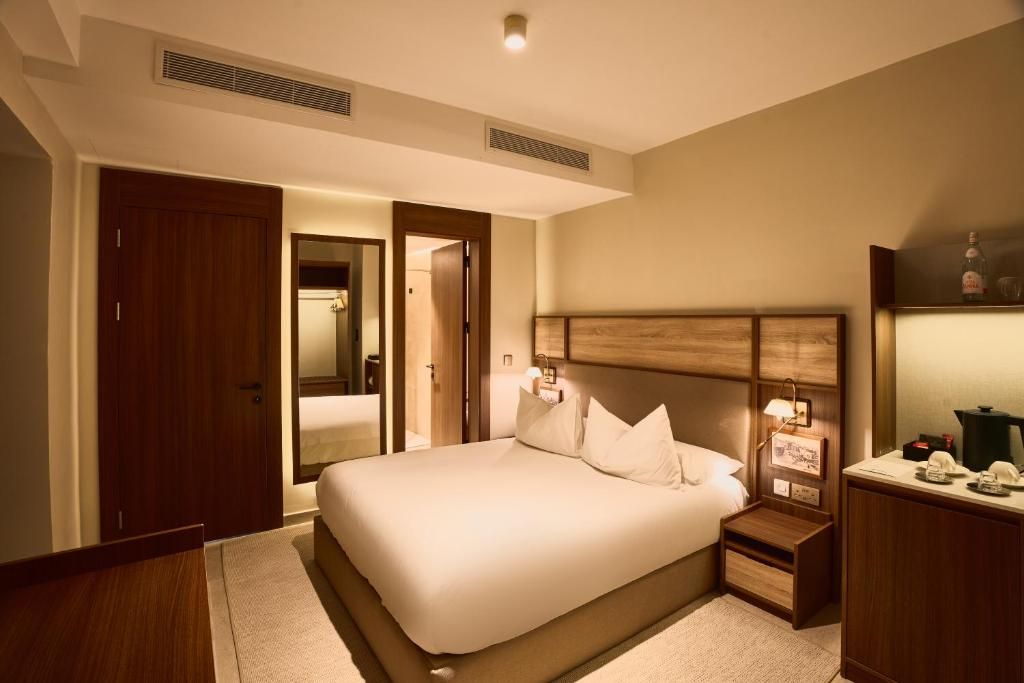 Deluxe Two Bedroom Suite | Minibar, in-room safe, desk, blackout drapes