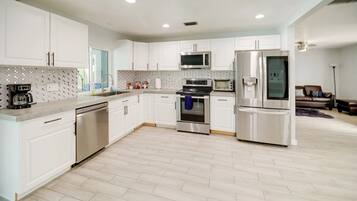 Kühlschrank, Mikrowelle, Ofen, Herdplatte