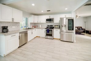 冷蔵庫、電子レンジ、オーブン、コンロ