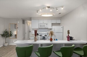 Microondas, horno, parrilla de estufa y lavavajillas 