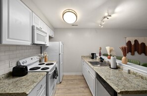 Private kitchen - Lake View Stylish Boho Studio Retreat (Raleigh)