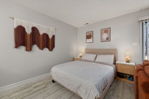 1 bedroom, iron/ironing board, WiFi, bed sheets - Lake View Stylish Boho Studio Retreat (Raleigh)