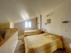 Room - BUT LeonBlum les saintes maries de la mer (Saintes-Maries-de-la-Mer)