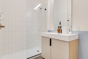 Shower, hair dryer, towels - Swiftie-Inspired Stay, Walkable to Broadway | The Love Story Suite by AvantStay (Nashville)