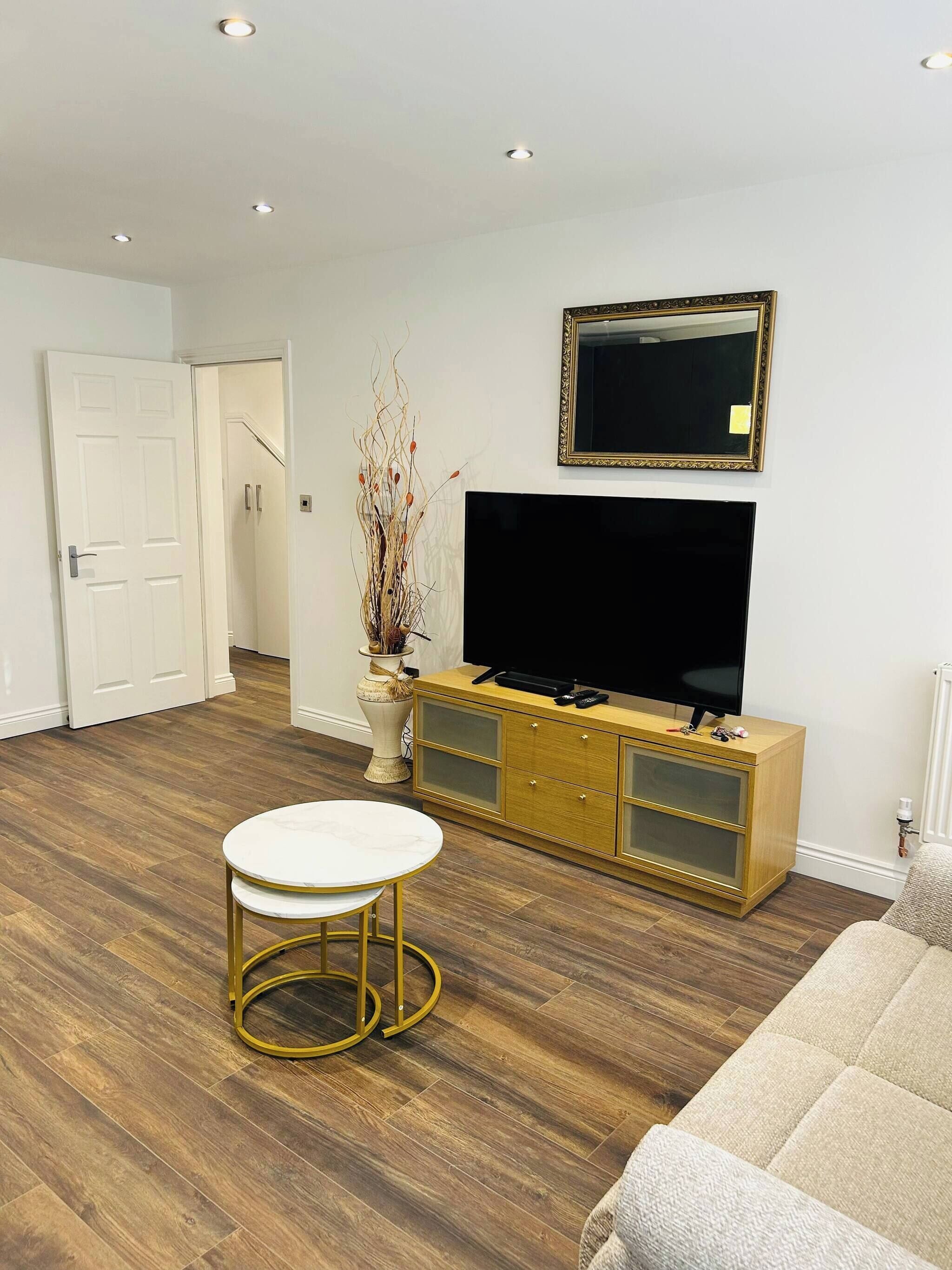 Apartment, 1 Bedroom, Accessible, Smoking | Living room