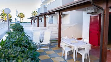 Appartamento Standard, vista mare | Ristorazione all'aperto