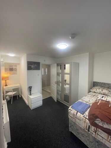 Room-en-suite Rooms Available for Short