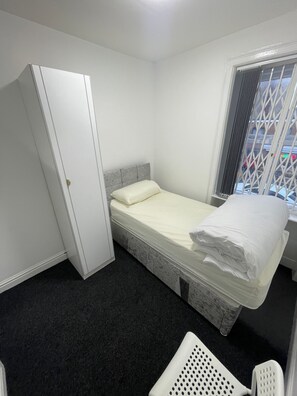 Shared Dormitory, 1 Bedroom | 1 bedroom - Room-en-suite Rooms Available for Short (Huddersfield)