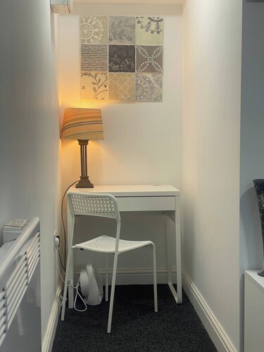 Room-en-suite Rooms Available for Short