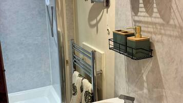 Apartment, 3 Bedrooms | Bathroom