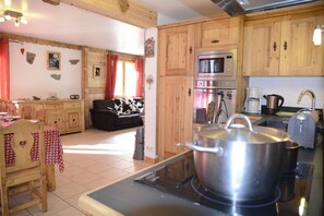 Fridge, microwave, oven, stovetop - CHALET DU BERGER for 12 people with sauna, close to the 3 Vallées slopes. (Les Belleville)