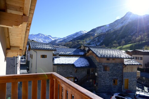 CHALET DU BERGER for 12 people with sauna, close to the 3 Vallées slopes.
