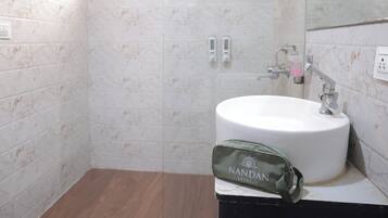 Deluxe Studio, Balcony, Garden View | Bathroom | Shower, slippers, towels, soap