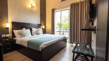 Desk, laptop workspace, free WiFi