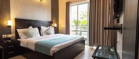 Deluxe Studio, Balcony, Garden View | Desk, laptop workspace, free WiFi