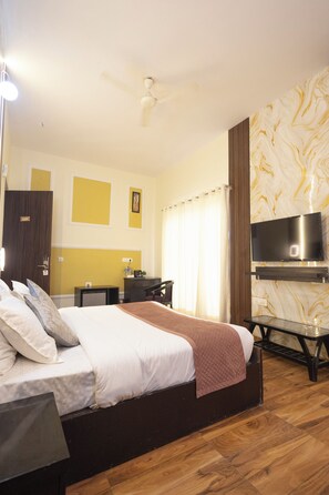 Deluxe Studio, Balcony, Garden View | Desk, laptop workspace, free WiFi - Citrin Stay (Vrindavan)