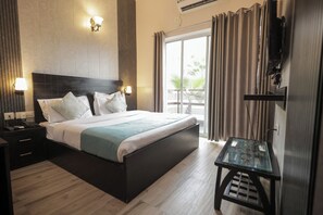 Deluxe Studio, Balcony, Garden View | Desk, laptop workspace, free WiFi - Citrin Stay (Vrindavan)
