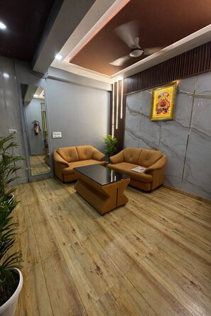 Lobby sitting area - Hotel My Stay (Indore)