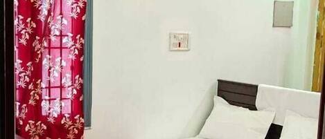 Deluxe Single Room | Laptop workspace, free WiFi