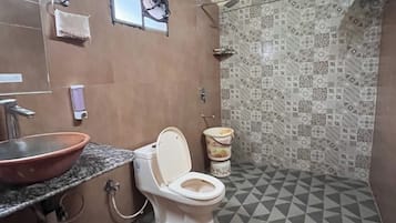 Habitación superior | Baño | Regadera, amenidades de baño gratuitas, toallas, jabón