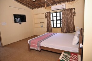 Standard Double Room | Free WiFi, bed sheets