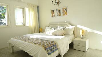 4 bedrooms, iron/ironing board, internet, bed sheets