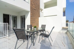 Apartamento, 1 cama doble con sofá cama, cocina, vistas a la ciudad | Restaurante al aire libre