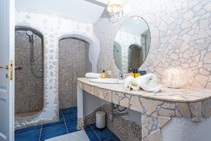 Hair dryer, towels, toilet paper - Exclusive villa with sea view and private pool (Porto Istana)