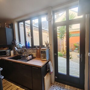 Private kitchen - Brocante renovated top, patio. All beaches, port and shops within walking distance. Pets ok (Loctudy)