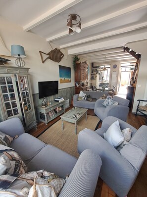 Living area - Brocante renovated top, patio. All beaches, port and shops within walking distance. Pets ok (Loctudy)