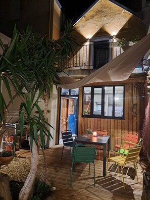 Outdoor dining - Brocante renovated top, patio. All beaches, port and shops within walking distance. Pets ok (Loctudy)