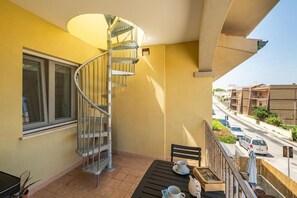 Apartment, Balcony, Partial Sea View | Kawasan hartanah