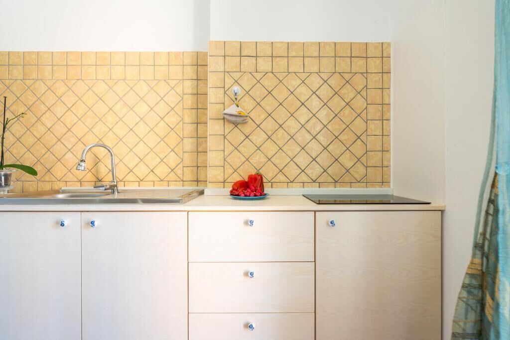 Appartement, balkon, gedeeltelijk uitzicht op zee | Privékeuken | Een koelkast/vriezer, een magnetron, een kookplaat, een vaatwasser